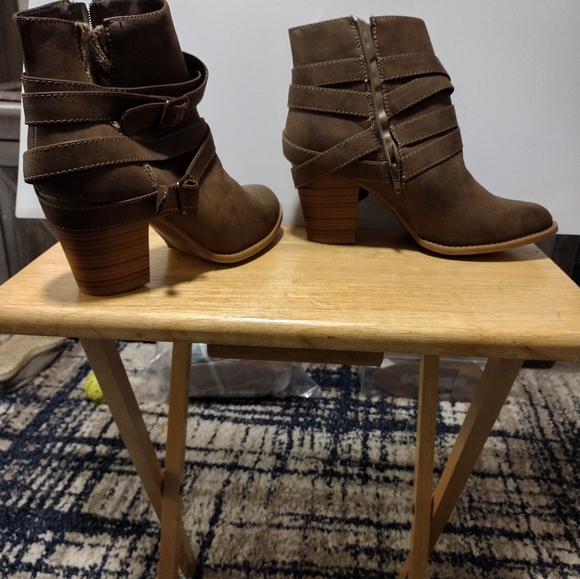 Chocolate brown leather boots with straps - Picture 2 of 2